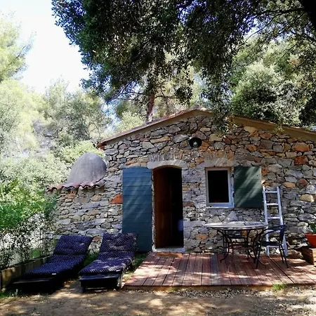 Les Cabanons Sainte Victoire Guest house