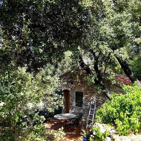 Les Cabanons Sainte Victoire Guest house Saint-Marc-Jaumegarde