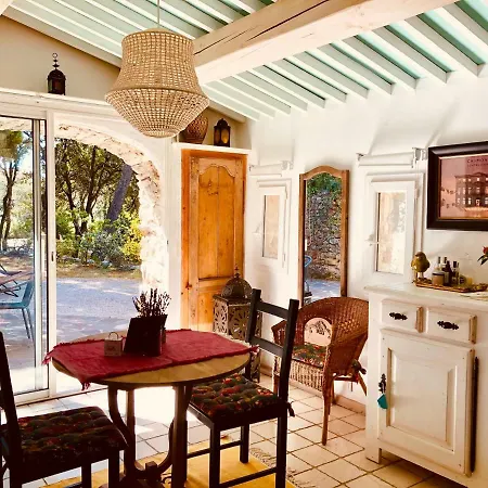 Les Cabanons Sainte Victoire Guest house *